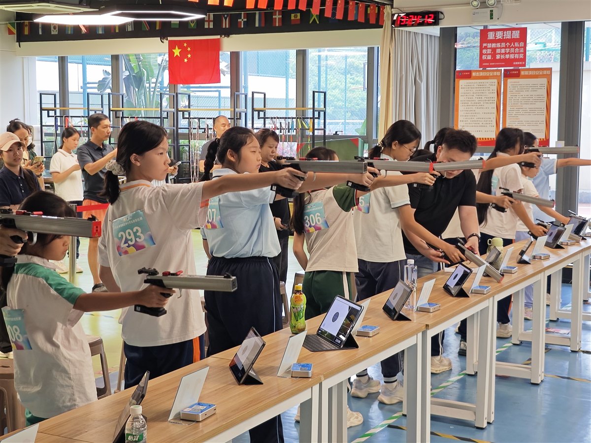学员在教练指导下进行射击训练的真实现场